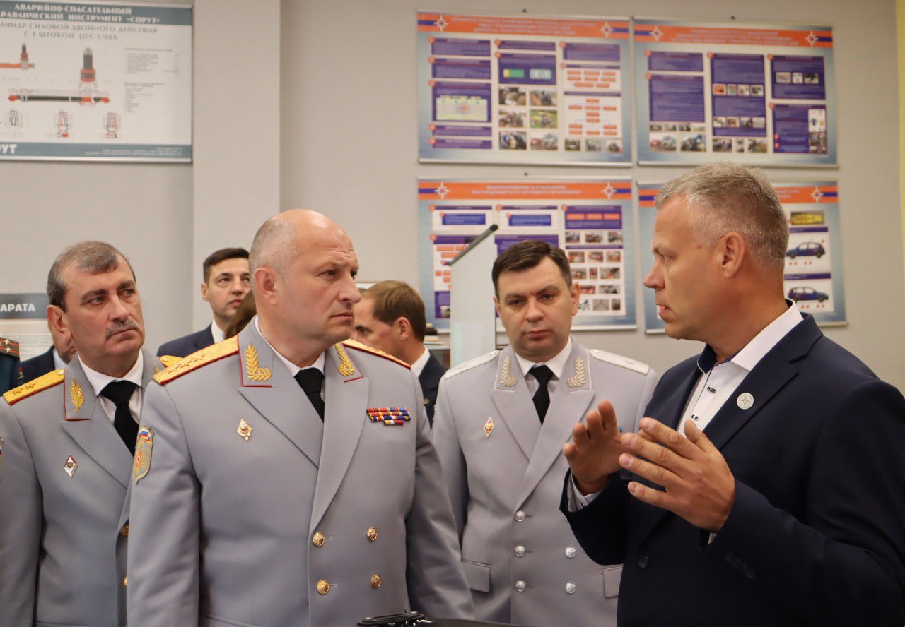 Новые технологии спасения представили министру МЧС в Екатеринбурге